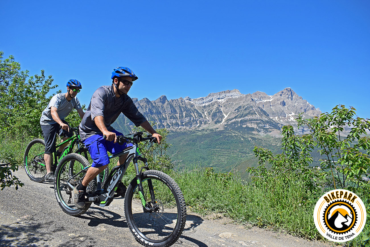 Ciclistas subiendo con vistas al Valle de Tena