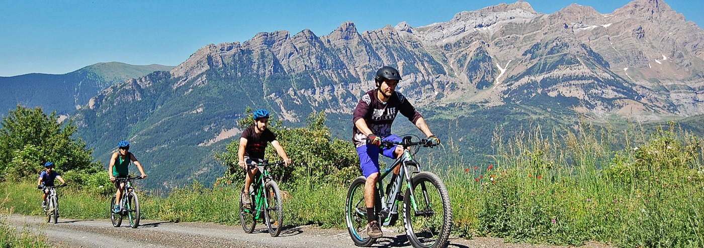 Ciclistas por las pistas del Valle de Tena